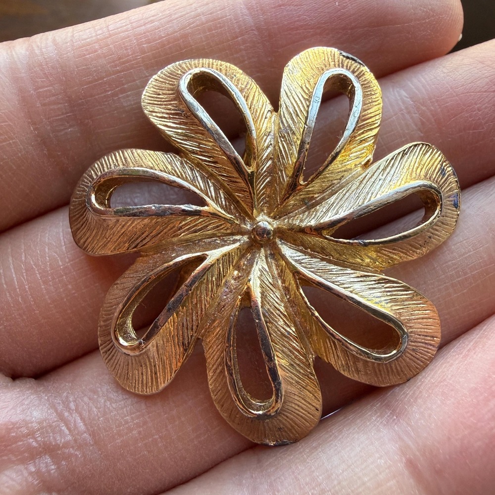 Vintage Retro Mid-Century Gold Tone Open Floral Flower Brooch